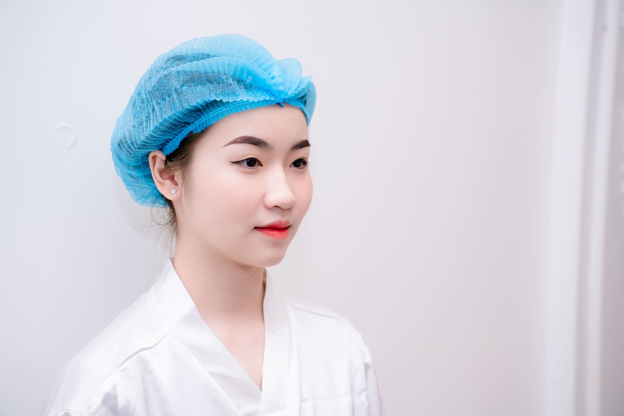 Có nên phun mí mắt trên không